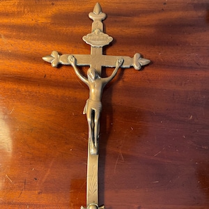Antikes Kruzifix aus Bronze aus dem 18. Jahrhundert. Religiöser Artikel. Jesus. Christliche Kunst. Antiquität. Bronze