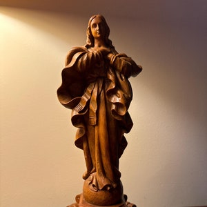 Escultura en madera de Virgen María. Arte cristiano. Madre de Dios. Santos. Religioso.