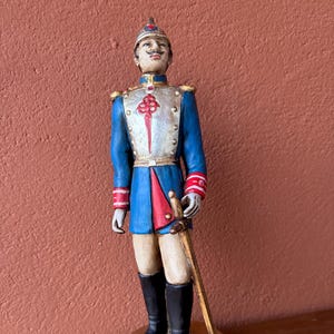 Antike Skulptur eines offiziellen Soldaten des Dragon Corps. Militärorden von Santiago. US-Verteidigung. Handbemalte Terrakotta. Schwert.Soldat.