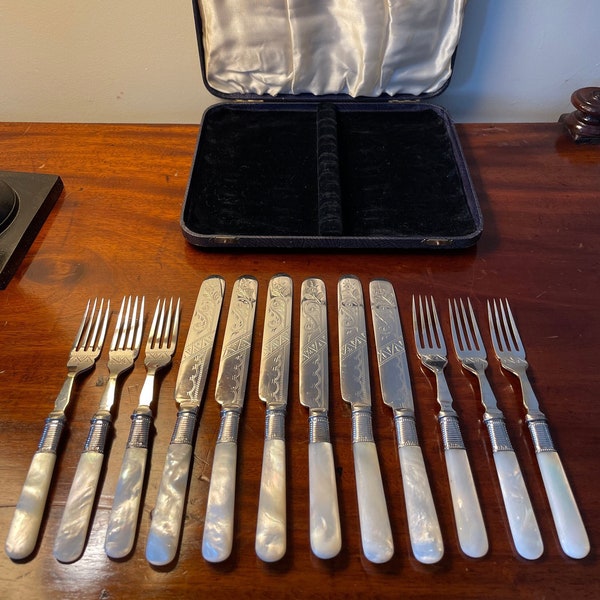 Nacre Antique dessert cutlery in English Sheffield silver and mother of pearl. England 1896. CASE