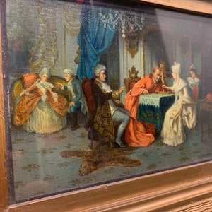 Puede incluir: Una pintura que representa a un grupo de personas en una habitación ricamente decorada. Un hombre con una túnica roja se sienta en una mesa con una mujer con un vestido blanco. Otro hombre con un traje azul se para detrás de ellos, y una mujer con un vestido amarillo se sienta en un sofá en el fondo.