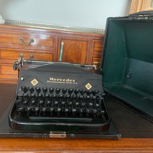 Schöne Schreibmaschine Mercedes Superba Schwarz tragbar mit Koffer 1930