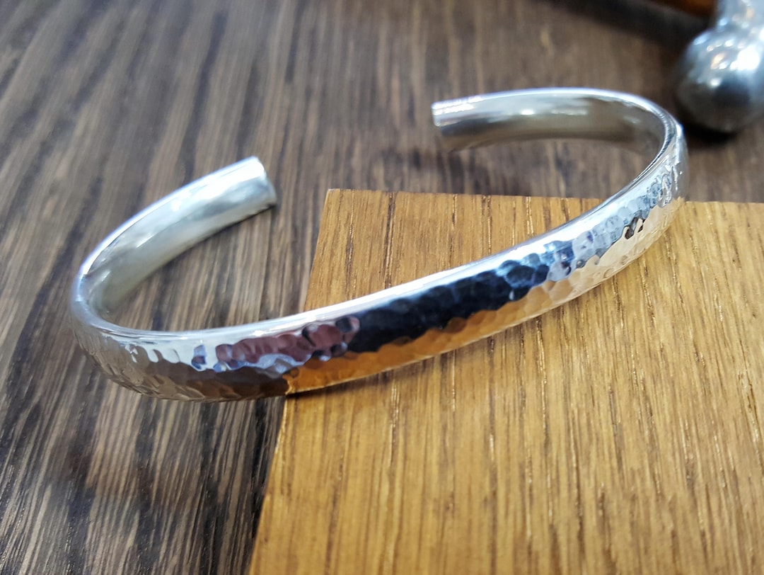 ブレスレット Silver Oval Shape Hammered Surface Bangle / Bracelet / Cuff Chunky Oval Hammered Sterling Silver Bangle Bracelet Cuff