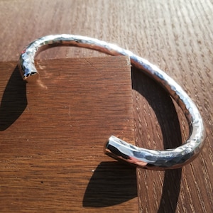 Pulsera de torsión de plata esterlina martillada - Pulsera pesada para hombre de 50 g