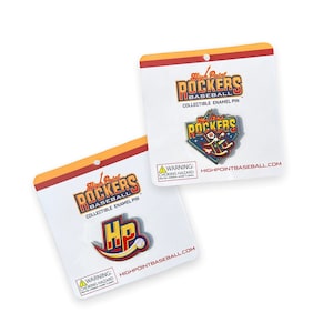 Könnte beinhalten: Zwei sammelbare Emaille-Pins mit dem Logo des Baseballteams High Point Rockers. Ein Pin zeigt einen Baseballschläger und einen Ball mit den Buchstaben HP, der andere Pin zeigt einen Baseballspieler, der einen Schläger schwingt, mit dem Teamlogo und den Worten High Point Rockers. Beide Pins haben ein Warnschild über Erstickungsgefahr.