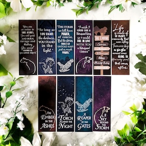 Pode incluir: Conjunto de dez marcadores de página com citações da série de livros "A Sky Beyond the Storm" de Sabaa Tahir. Os marcadores de página são impressos em cartão e apresentam uma variedade de cores e designs. As citações são impressas em uma fonte dourada metálica.