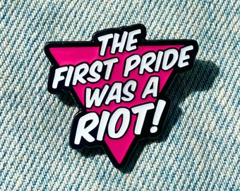 El primer orgullo fue un motín Pin de esmalte Triángulo rosa LGBTQ Gay Lesbian Bisexual Trans Queer Pinback Insignia