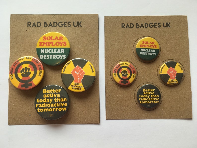 Pu&ograve; includere: Un set di sei badge rotondi e colorati con slogan antinucleari. I badge presentano slogan come "Solar Employs, Nuclear Destroys", "Women Against Nuclear Energy", "Workers Power, Not Nuclear Power", e "Better Active Today Than Radioactive Tomorrow".