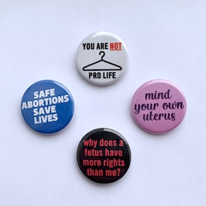 Set van 4 Button Badges Pro Choice Feministisch Protest Mind Your Own Baarmoeder Pins