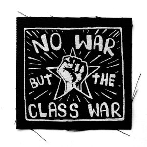 Nessuna guerra, ma la guerra di classe, toppa serigrafata, punk anarchia quadrata anarchica