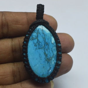 Colgante de piedra turquesa de excelente calidad natural, colgante de turquesa suelto y liso, colgante de macramé con piedra turquesa, tamaño 58 x 28 x 12 mm