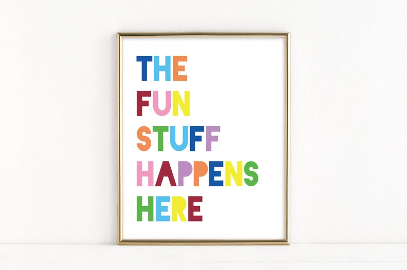 Może przedstawiać: Wydruk w ramie z tekstem "THE FUN STUFF HAPPENS HERE" w kolorowych literach. Litery są w r&oacute;żnych kolorach, w tym niebieskim, czerwonym, ż&oacute;łtym, zielonym, r&oacute;żowym i pomarańczowym.