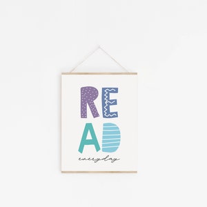 Puede incluir: Un p&oacute;ster blanco con la palabra "READ" en letras estilizadas de colores. Las letras son moradas, azules y verde azulado. La palabra "everyday" est&aacute; escrita en cursiva negra debajo de la palabra "READ".