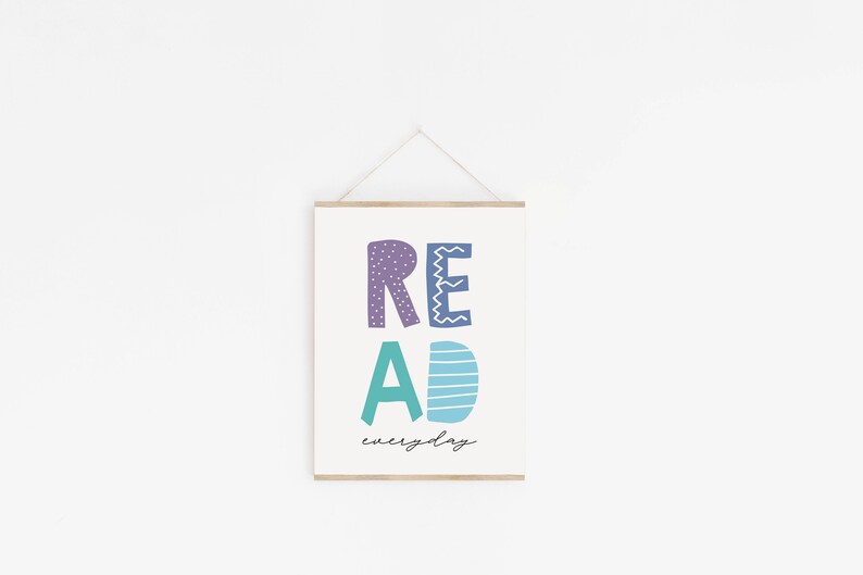 Puede incluir: Un p&oacute;ster blanco con la palabra "READ" en letras estilizadas de colores. Las letras son moradas, azules y verde azulado. La palabra "everyday" est&aacute; escrita en cursiva negra debajo de la palabra "READ".