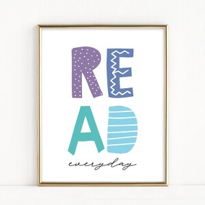 Puede incluir: Una impresi&oacute;n de arte de pared imprimible con la palabra "READ" en letras estilizadas de colores y el texto "everyday" debajo. Las letras son en tonos de morado, azul y turquesa.