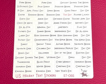 Pode incluir: Folha de adesivos branca com texto preto listando os feriados dos Estados Unidos. O texto inclui o nome do feriado, a data e se é um feriado federal. A folha de adesivos é etiquetada como "U.S. Holiday Text Stickers" e "ST-055".