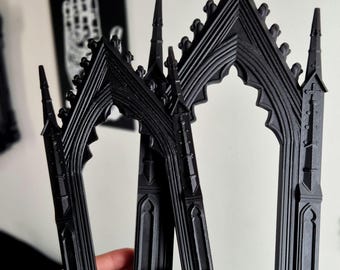 Gotische Kathedrale Fensterrahmen - 3D gedruckte gotische Wanddekoration, schwarz oder Gold / Silber, neugotischer Regalakzent, dunkles Wohndekor