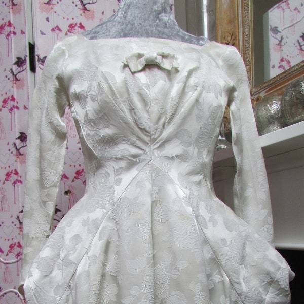 Harrod's 50s 60s vintage wedding dress in beautiful champagne roses damask satin sculptural fascinating pattern cutting. Extra small UK 4/ 6