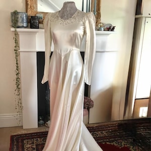 Schönes 1940er Jahre Satin Vintage Brautkleid mit silbernen Perlen, Knopfleiste, langen Ärmeln, Stehkragen und Tellerrock, schönem Zustand UK8 10