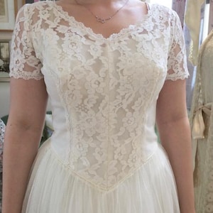 Ballerina tea length 50s vintage wedding dress floaty dress, pretty ankle length net skirt fitted lace bodice short sleeve buttons back UK 8