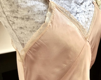 Precioso camisón de satén de la época Art Déco, camisón de satén de seda rosa empolvado cortado al bies, talla bastante generosa (UK 12-14), prenda interior o vestido lencero.
