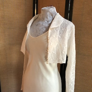 Adorable 50s cropped bridal bolero such pretty embroidered lace, long lace sleeves and dainty collar, small fitting 8 not designed to fasten