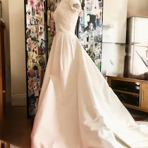 Superb 1950s silk & lace vintage wedding dress 50s ivory wedding gown spectacular train boat neck cap sleeves wonderful fairy tale dress UK8