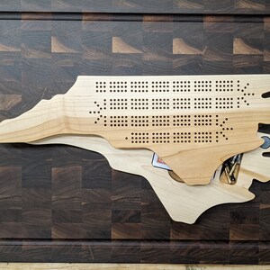North Carolina State NC Travel Cribbage Board, ¡almacenamiento en el interior!, ¡incluye tarjetas y clavijas!