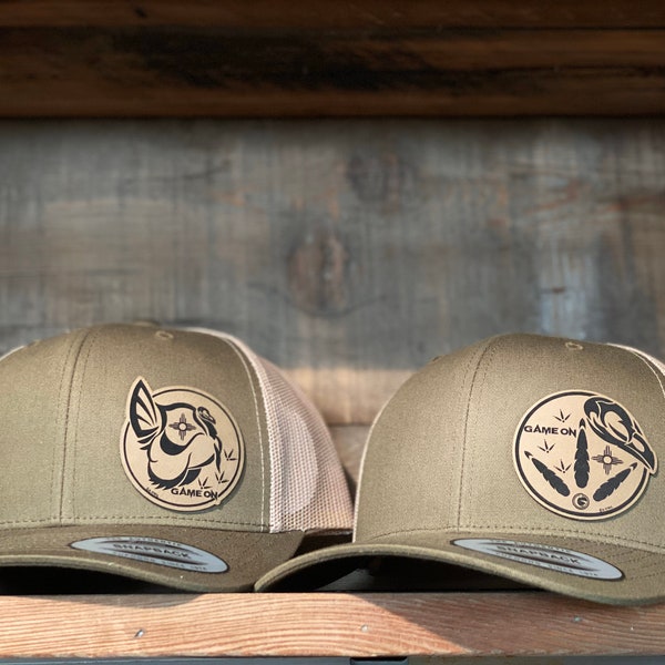 GAME ON (choisissez la couleur et l'écusson du chapeau)