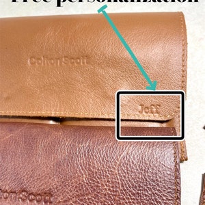K&ouml;nnte beinhalten: Eine braune Ledergeldb&ouml;rse mit dem gepr&auml;gten Text "Coleen Scott" auf der Vorderseite. Die Geldb&ouml;rse hat eine Klappe, die mit dem Text "Jeff" personalisiert werden kann.
