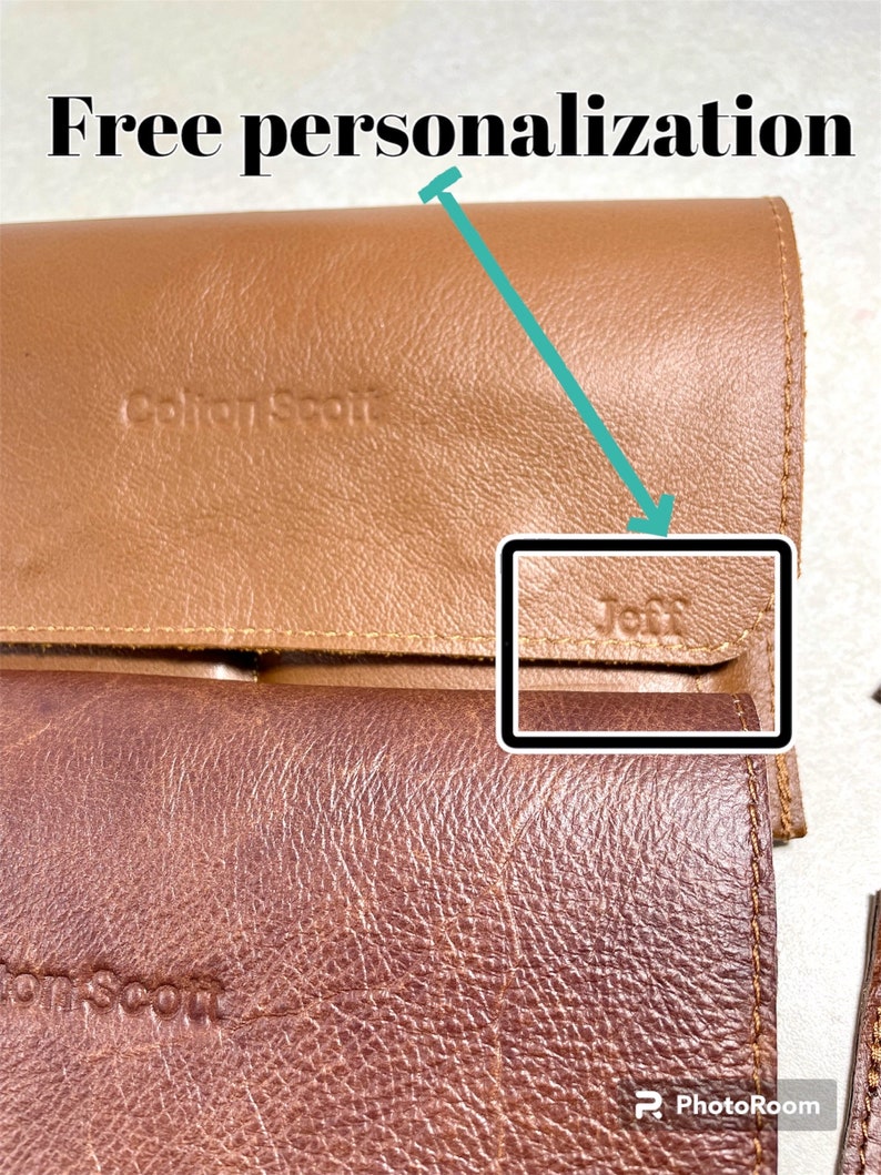 K&ouml;nnte beinhalten: Eine braune Ledergeldb&ouml;rse mit dem gepr&auml;gten Text "Coleen Scott" auf der Vorderseite. Die Geldb&ouml;rse hat eine Klappe, die mit dem Text "Jeff" personalisiert werden kann.