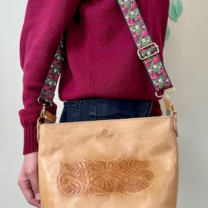 Leren crossbodytas met reliëf: handgemaakte bruine portemonnee met verwisselbare riem