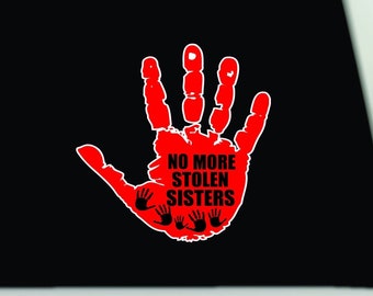 Op de afbeelding: Een rode handafdruk-afbeelding op een zwarte achtergrond met de tekst NO MORE STOLEN SISTERS in zwarte hoofdletters. Het ontwerp bevat verschillende kleinere zwarte handafdrukken die over de grote rode handvorm zijn geplaatst.