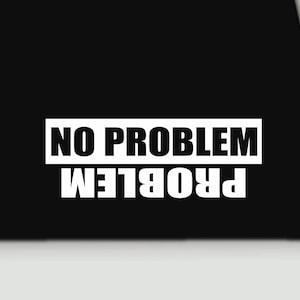 Può includere: Un adesivo nero con il testo bianco NO PROBLEM in una cornice rettangolare, con la parola PROBLEM ripetuta sotto in un orientamento invertito e capovolto. Il design utilizza lettere maiuscole in grassetto senza grazie su uno sfondo nero.