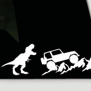 Vinylsticker Jurassic T-Rex en SUV | SUV-dinosaurussticker | Trex Jurassic-sticker | Dino-bumpersticker | Sticker Dino Chasing SUV Mountain