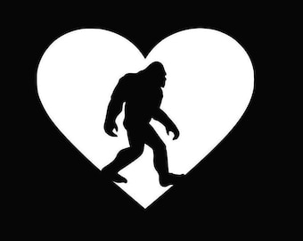 Pegatina de coche con forma de corazón de Bigfoot / Calcomanía de vinilo de Sasquatch