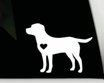以下が含まれることがあります： 犬の白いシルエット。体の中心にハートの形があります。犬は左向きに立っており、背景は黒です。シンプルでクリーンなデザインです。