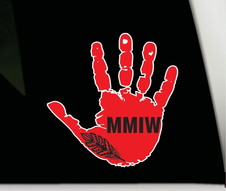 K&ouml;nnte beinhalten: Roter Handabdruck mit einem schwarzen Federdesign und dem Text "MMIW" in schwarzen Buchstaben.
