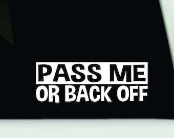 以下が含まれることがあります： 「PASS ME OR BACK OFF」というテキストが書かれた白黒のビニールステッカーです。