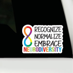 Könnte beinhalten: Ein rechteckiger Aufkleber mit weißem Hintergrund und einem regenbogenfarbenen Unendlichkeitssymbol auf der linken Seite. Rechts steht der schwarze Text RECOGNIZE, NORMALIZE, EMBRACE, darunter das Wort NEURODIVERSITY in bunten Großbuchstaben.