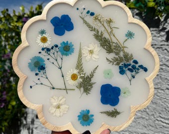 10” Scalloped Botanical Resin Tray with Dried Flowers
