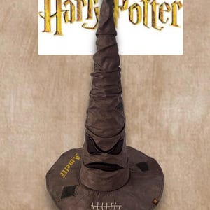 Könnte beinhalten: Rustikales Holzschild mit dem Text "Welcome to our home" in weißer Schrift. Das Schild hat eine Used-Optik und ein schlichtes, einladendes Design, ideal für die Eingangsbereichsdekoration.