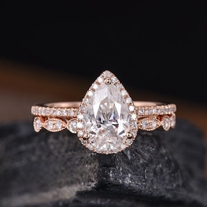 Pear Shaped Moissanite Engagement Ring Rose Gold Bridal Set Halo Diamond Wedding Ring Art Deco Tear Half Eternity Pear Women Ring 2pc 1.5ct