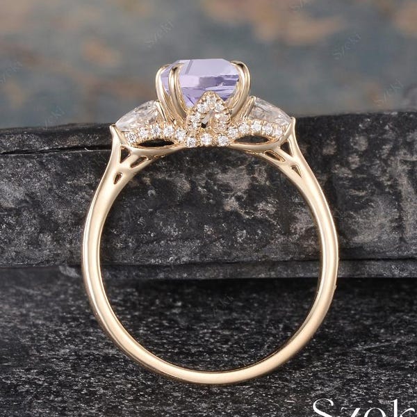 Anillo de compromiso floral con zafiro lavanda de corte ovalado único, anillo de loto de tres piedras en oro macizo, anillo de diamantes con halo oculto, promesa de inspiración natural