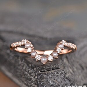 Perle Matching Ring Gebogener Ehering Frauen Rose Gold Perle Moissanit Ring Nach Maß Ring Diamant Halbe Ewigkeit Chevron Stacking Ring