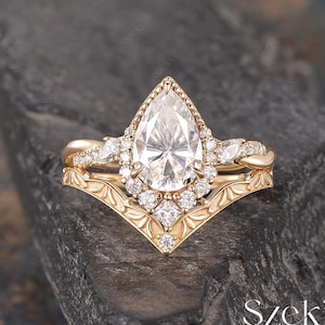 Vintage 1.6ct Pear Cut Moissanite Engagement Ring Set Yellow Gold Cluster Halo Ring Filigree Engraved Ring Twist Ring Infinity Promise Ring