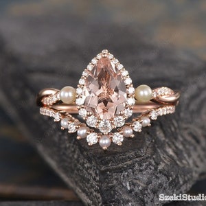 1.6CT Pear Shaped Morganite Engagement Ring Set Rose Gold Women Halo Morganite Bridal Set Pearl Twist Infinity Diamond Wedding Ring Set Gift