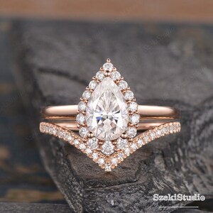 1.6ct Moissanite Vintage Ring Set Pear Shaped Engagement Ring Set Rose Gold Women Bridal Set Halo Diamond Wedding Jewelry Ring Set Enhancer