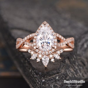 1.5ct Engagement Ring Pear Moissanite Ring Cluster Wedding Band 2pcs Rose Gold Women Vlas Prongs Bridal Set Halo Infinity Halo Ring Gift