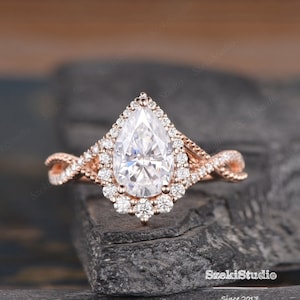 1.6ct Pear Shaped Moissanite Engagement Ring Rose Gold Cluster Wedding Women Unique Split Shank 14K Gold Ring Vintage Halo Diamond Ring
